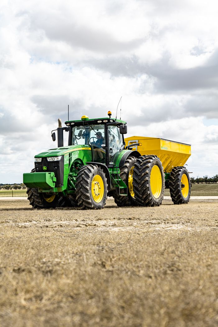 Ciągnik na ppolu John Deere